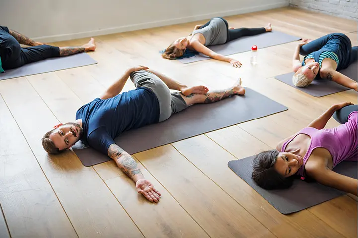 Gemeinsames Training in einem Kurs für mehr Beweglichkeit und Körperbewusstsein.
